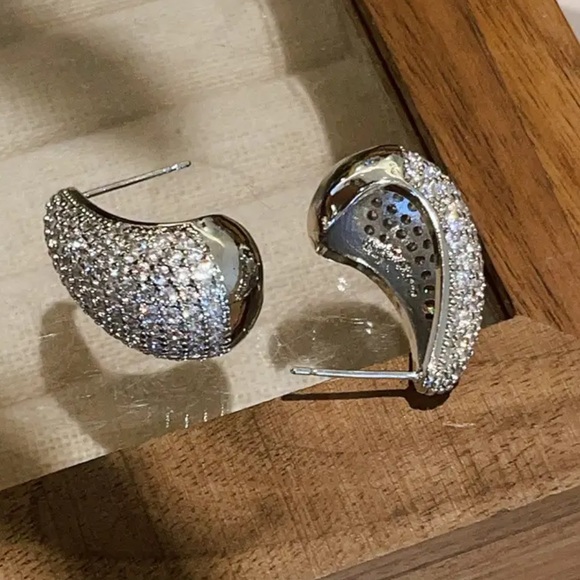 Jewelry - Silver Rhinestone Teardrop Earrings